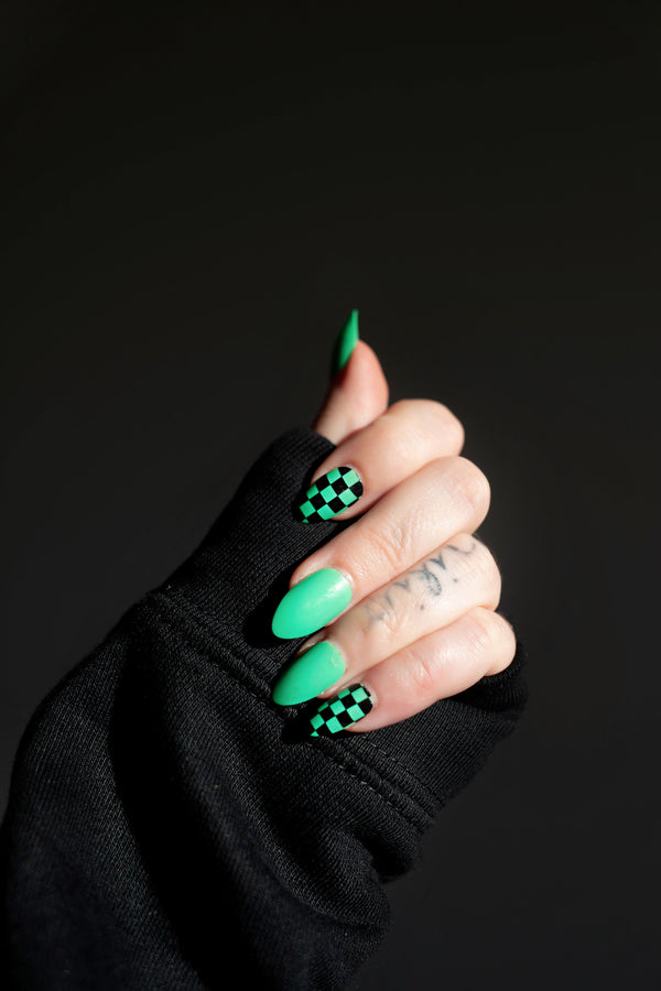 Reasons To Wear Green Press On Nails In 2022