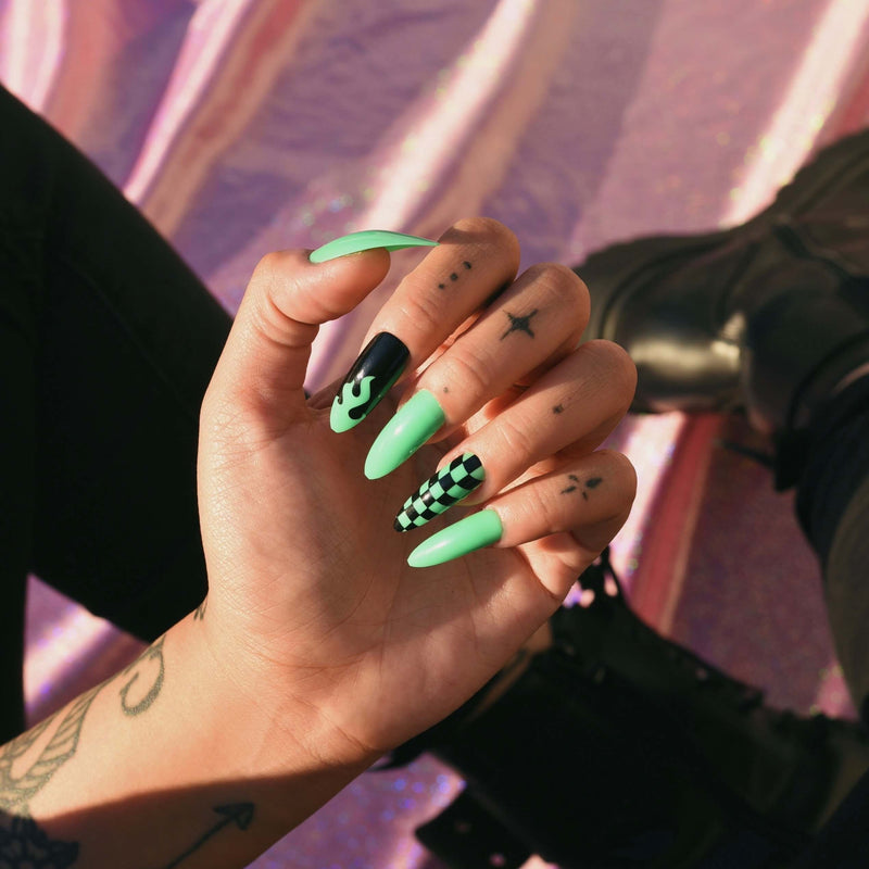 Black green ombre | Black ombre nails, Green acrylic nails, Witch nails